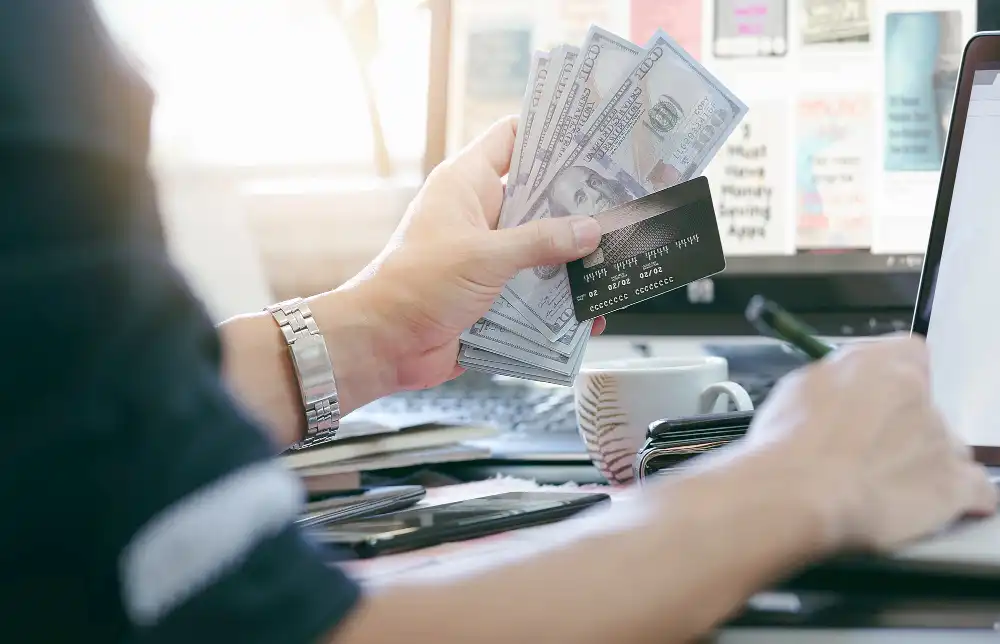 手持信用卡與現金,了解刷卡換現金服務